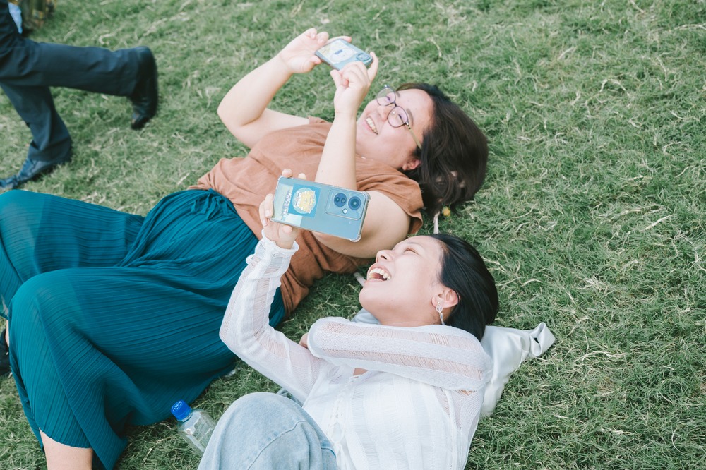 芝生に寝そべりレースの様子を見る