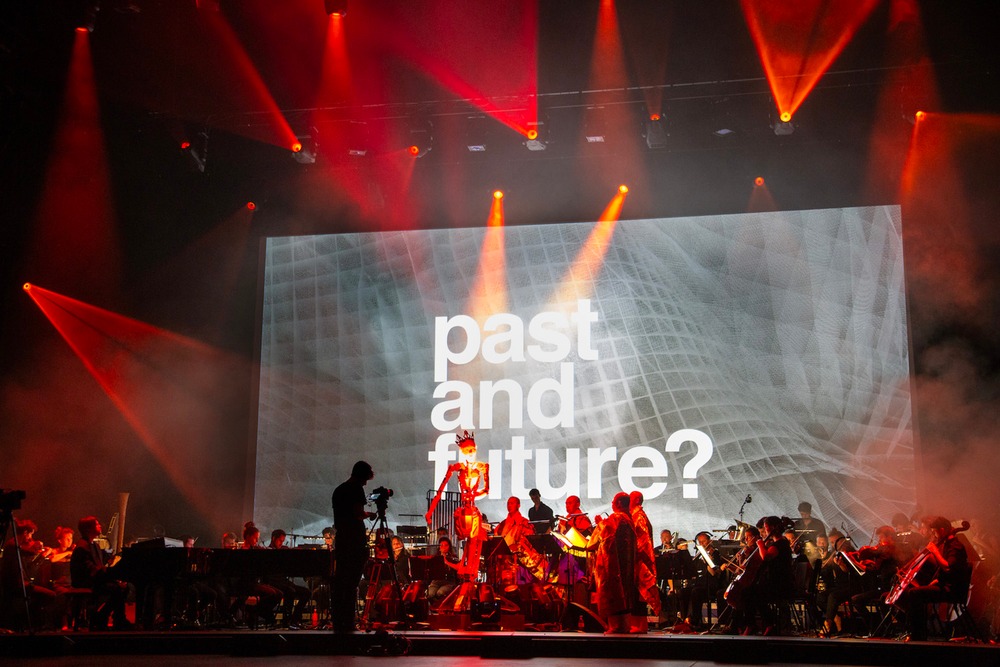 赤くライティングされたステージ