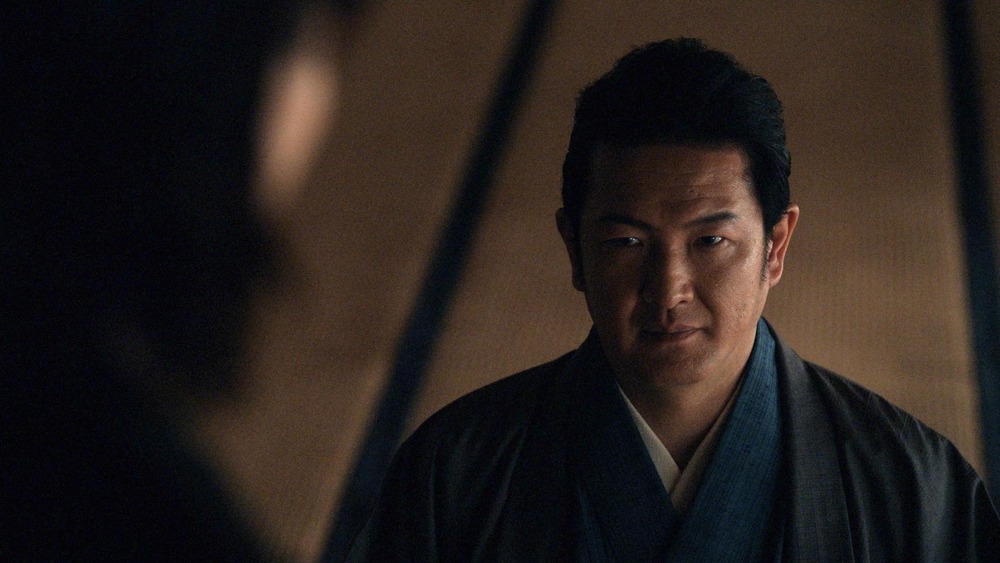 暗い部屋に佇む男の姿