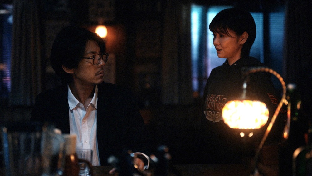 男女が話し合うシーン