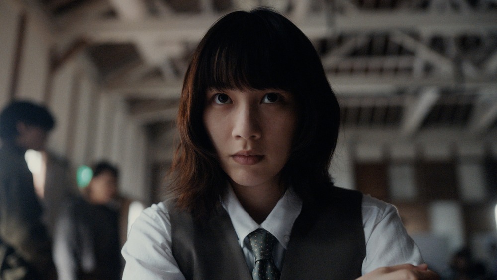 女が佇むシーン