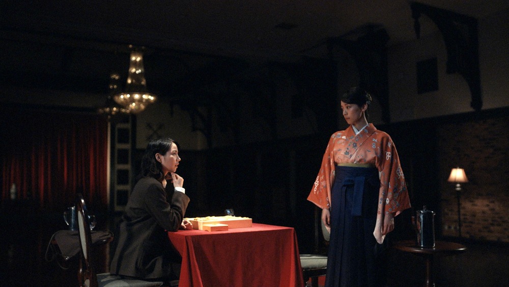 スーツと和装の2人の女性が話すシーン