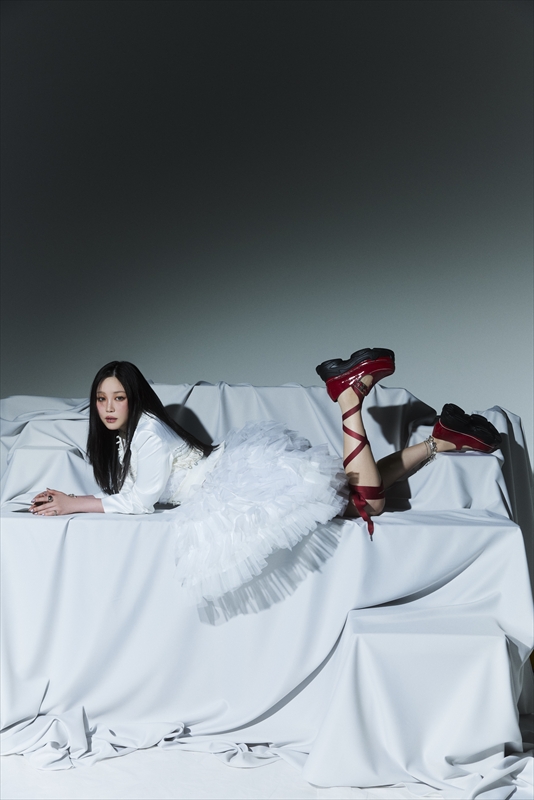 鷲尾伶菜、ミニアルバムリリース