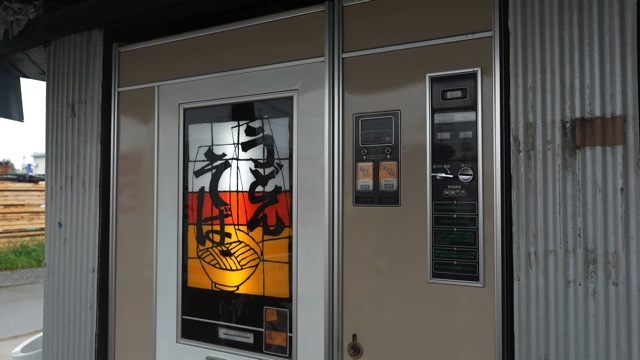 『中古タイヤ市場 相模原店』のレトロ自販機コーナーの裏側