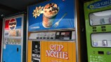 『中古タイヤ市場 相模原店』のレトロ自販機コーナーの裏側