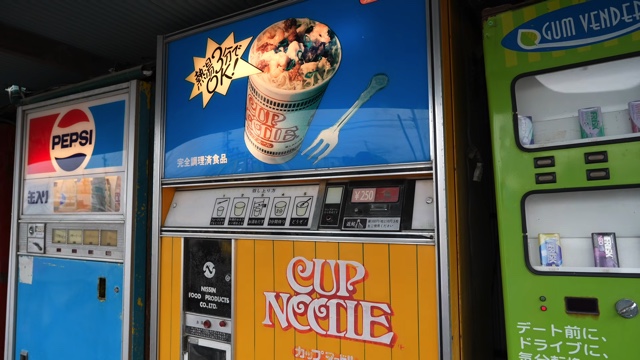 『中古タイヤ市場 相模原店』のレトロ自販機コーナーの裏側