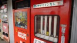 『中古タイヤ市場 相模原店』のレトロ自販機コーナーの裏側