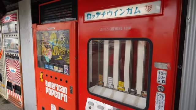『中古タイヤ市場 相模原店』のレトロ自販機コーナーの裏側