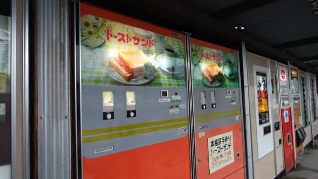『中古タイヤ市場 相模原店』のレトロ自販機コーナーの裏側