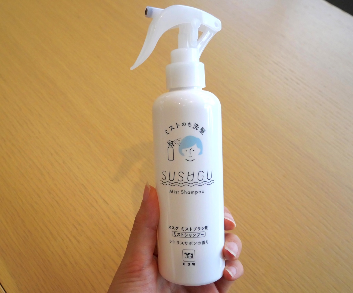 服を着たまま、たった“コップ1杯”の水で頭が洗える？ 牛乳石鹸