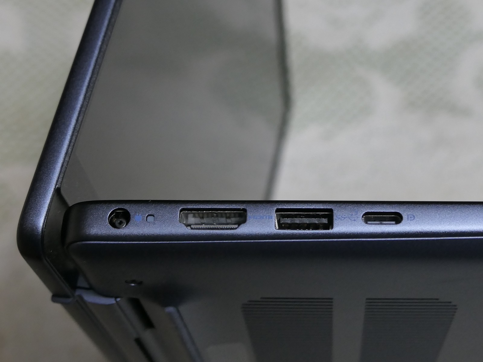 パソコン左側面