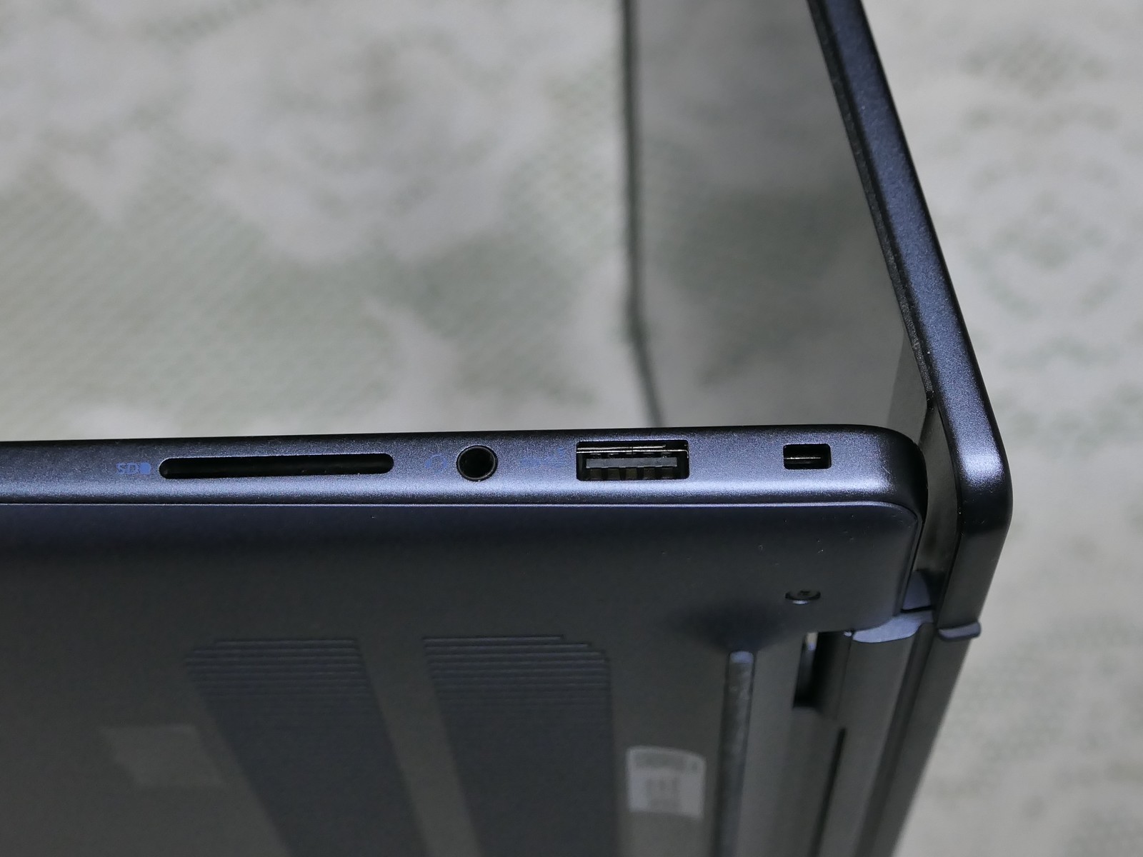 パソコン右側面