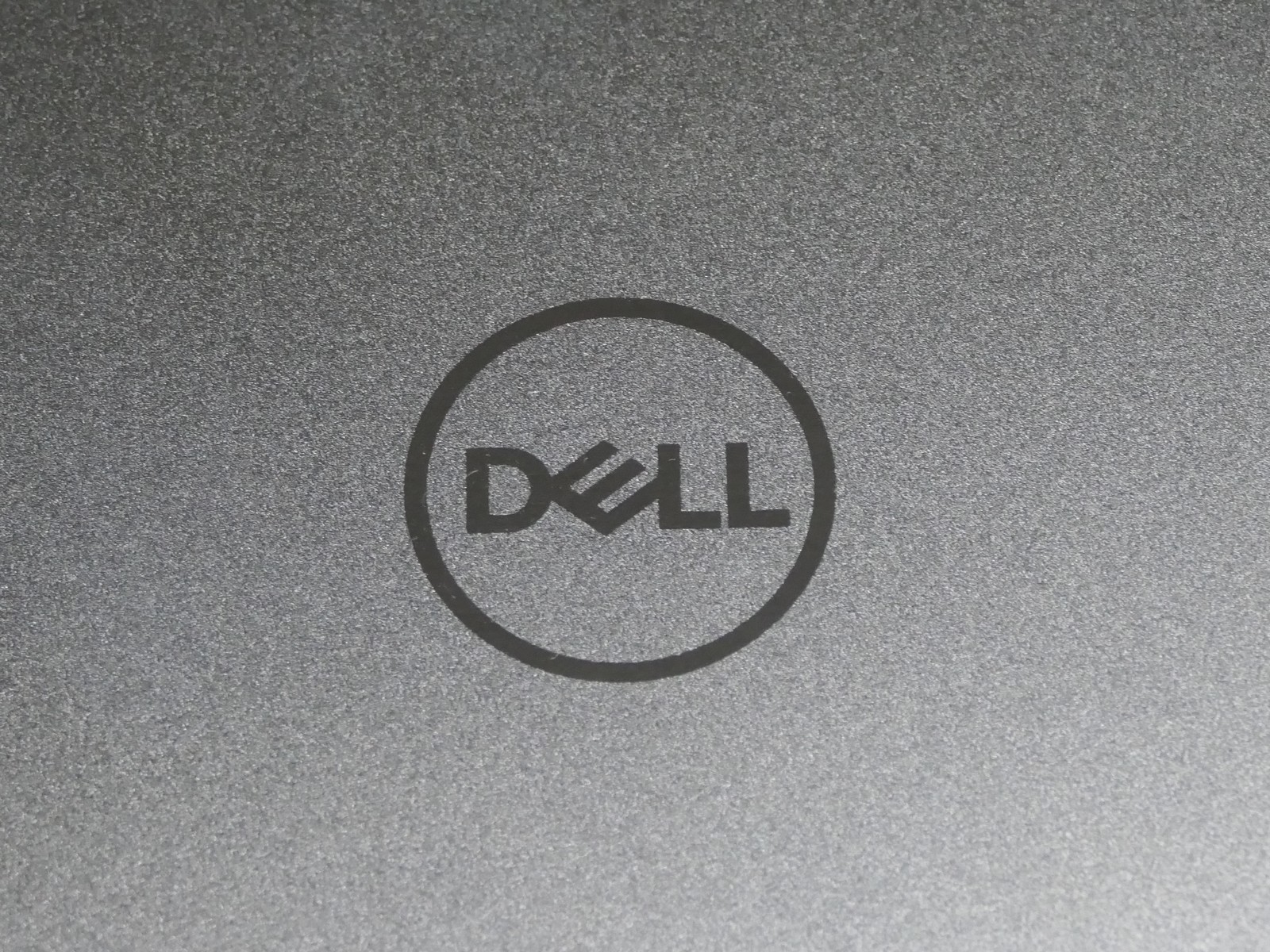 天板にある丸い円の中にあるDELLのロゴ