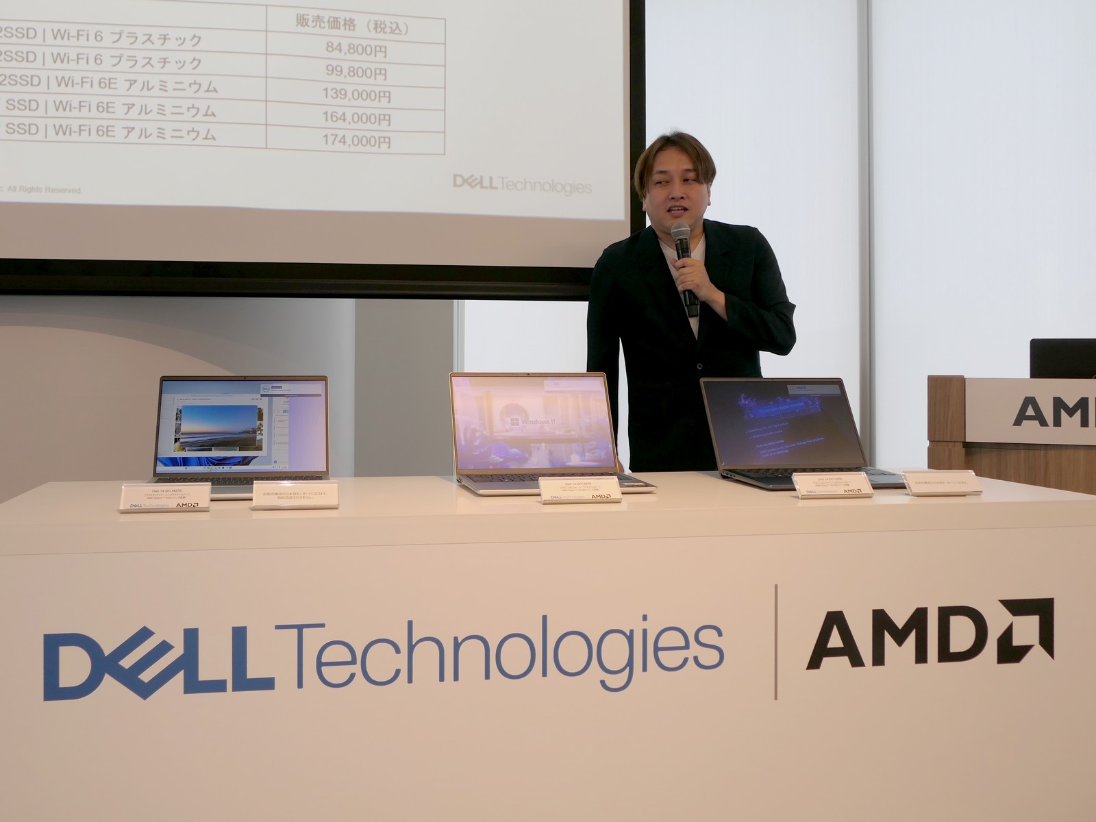 製品を紹介している様子