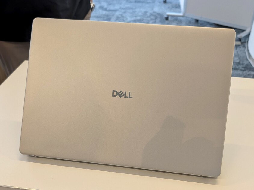 『Dell 14(AMD)』天板