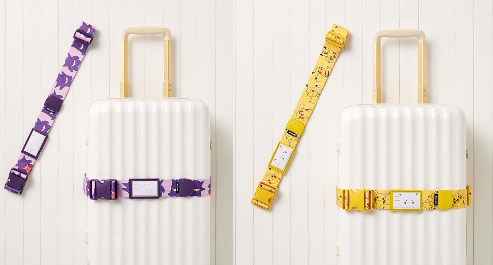 スーツケースにベルトを取り付けている様子