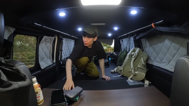 ハイエースで車中泊をするインパルス・板倉