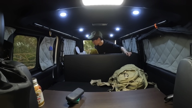 ハイエースで車中泊をするインパルス・板倉