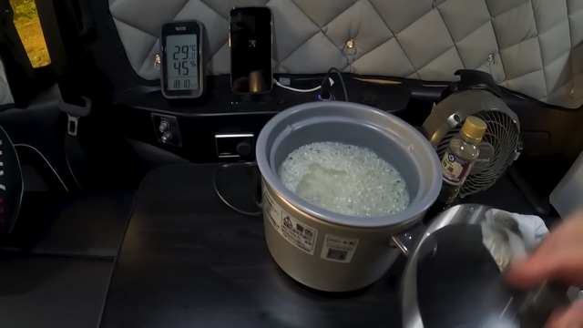 ハイエースで車中泊をするインパルス・板倉