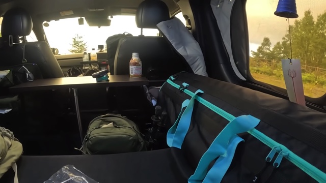 ハイエースで車中泊をするインパルス・板倉