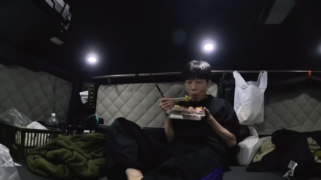 ハイエースで車中泊をするインパルス・板倉