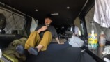 ハイエースで車中泊をするインパルス・板倉