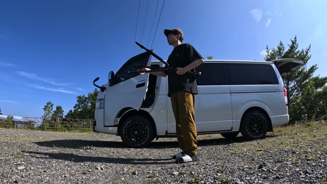 ハイエースで車中泊をするインパルス・板倉