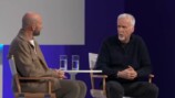 ジェームズ・キャメロン監督が登壇している様子