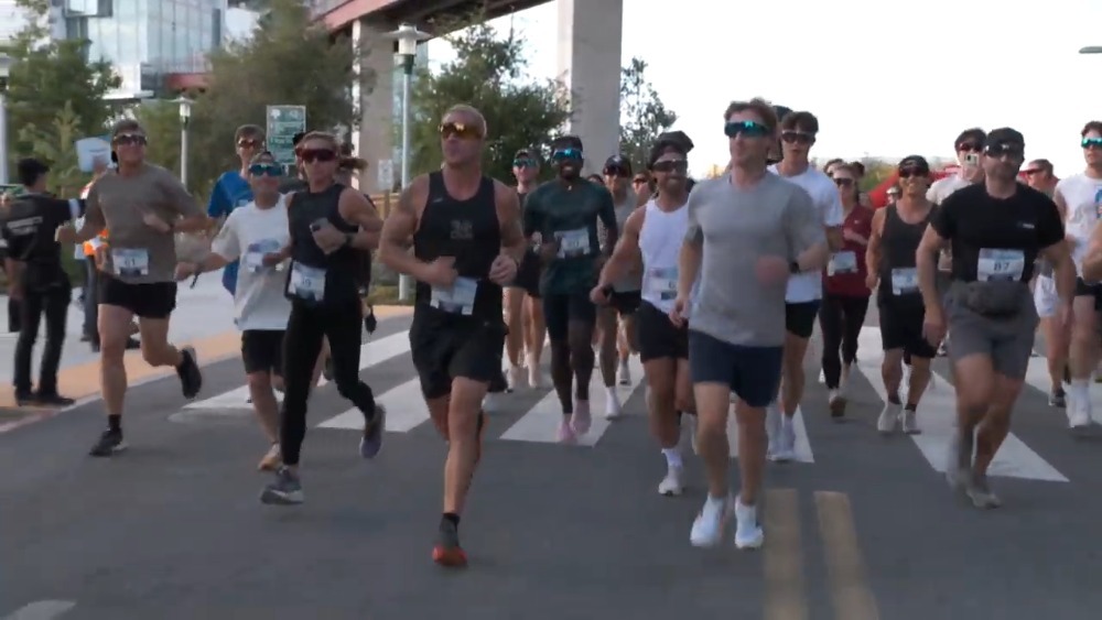 AIグラスを着けて走り出す様子