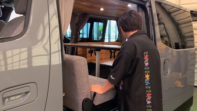 濱口が紹介したカスタムカー「GMLVAN V-02」