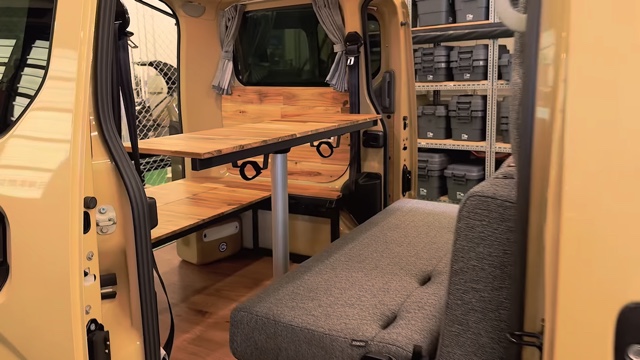 濱口が紹介したカスタムカー「GMLVAN V-02」