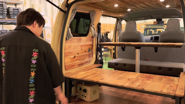 濱口が紹介したカスタムカー「GMLVAN V-02」