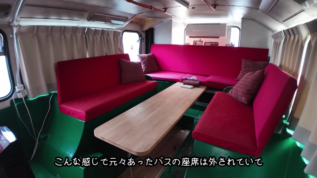 ロンドンバスで車中泊をする鈴木優香