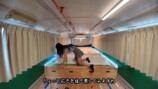 ロンドンバスで車中泊をする鈴木優香