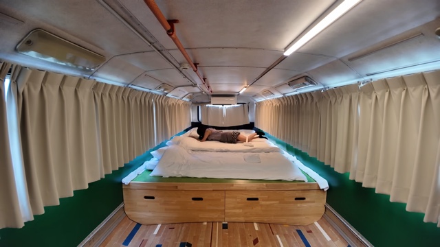 ロンドンバスで車中泊をする鈴木優香