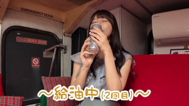 ロンドンバスで車中泊をする鈴木優香