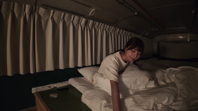 ロンドンバスで車中泊をする鈴木優香