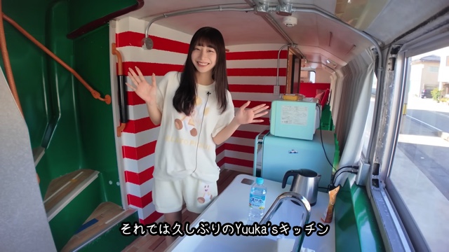 ロンドンバスで車中泊をする鈴木優香