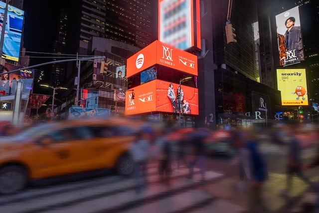 Number_i ニューヨーク タイムズスクエアより