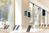 Apple 銀座1F　展示されているiPhone（撮影＝白石倖介）