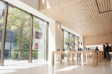 Apple 銀座1F　窓からの光が差し込む様子（撮影＝白石倖介）