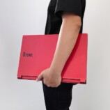 『G TUNE P5』を持つ様子