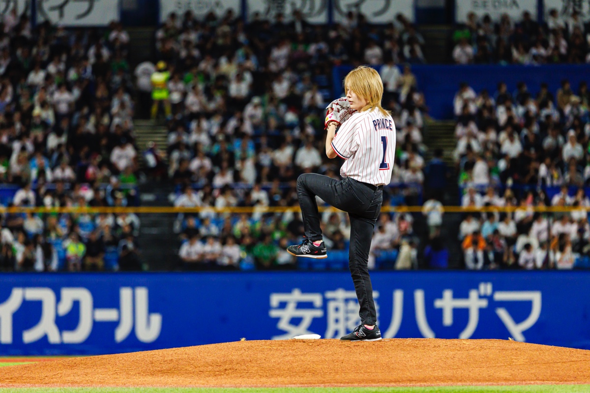 始球式を務める17ライバーのプリンスこうや