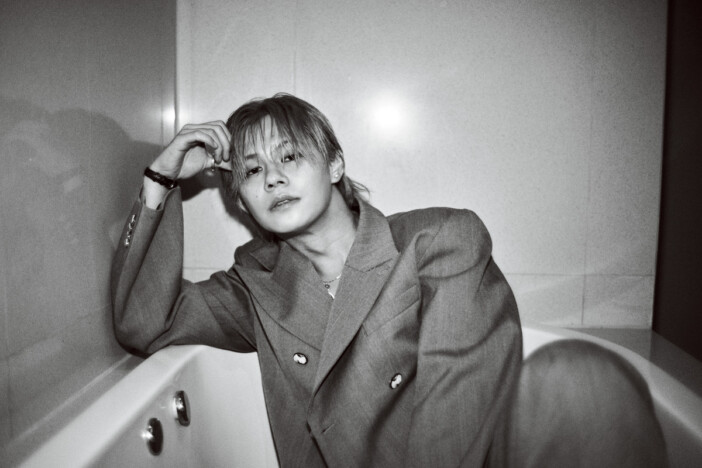 超特急 カイ、魅力が引き立つジャケットスタイルで艶っぽい表情　30歳の『いま』が詰まった写真集