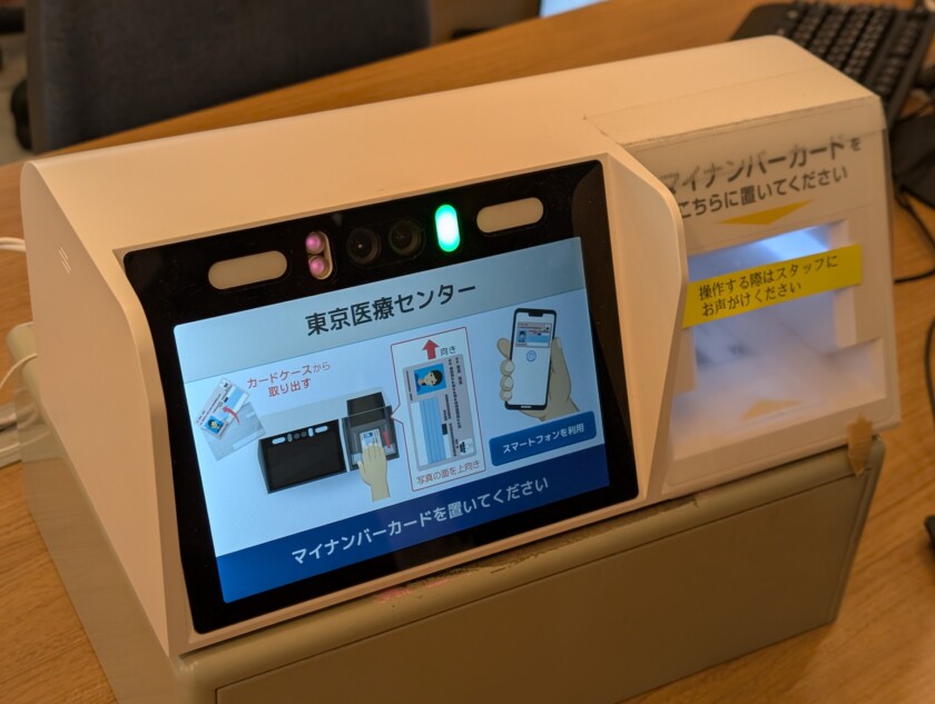 アルメックス製の顔認証付きカードリーダーの例