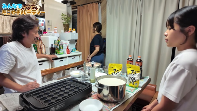 たこ焼きパーティを楽しむうるしやま家