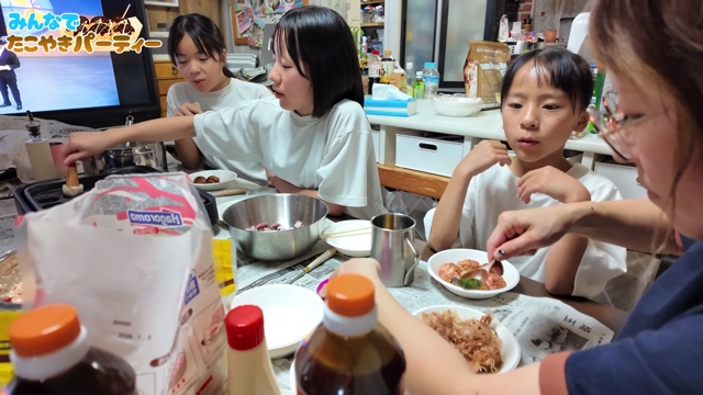 たこ焼きパーティを楽しむうるしやま家