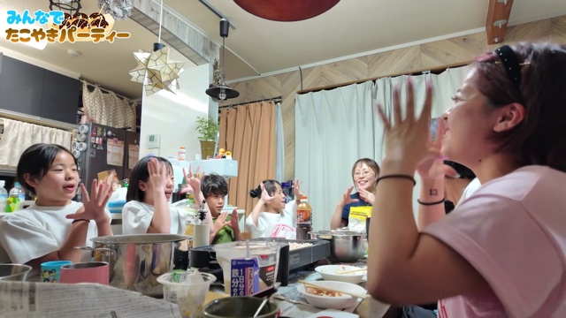 たこ焼きパーティを楽しむうるしやま家