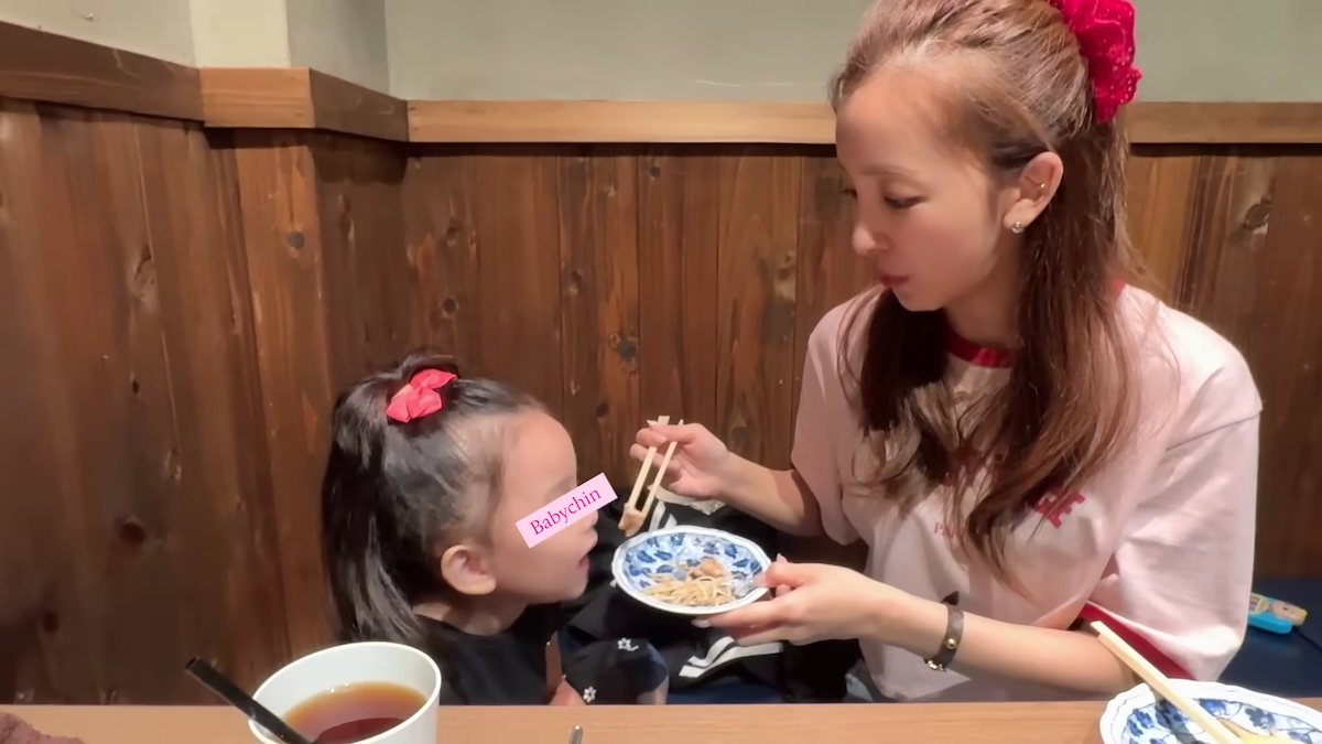 板野友美、もんじゃ屋さんで娘と団欒　