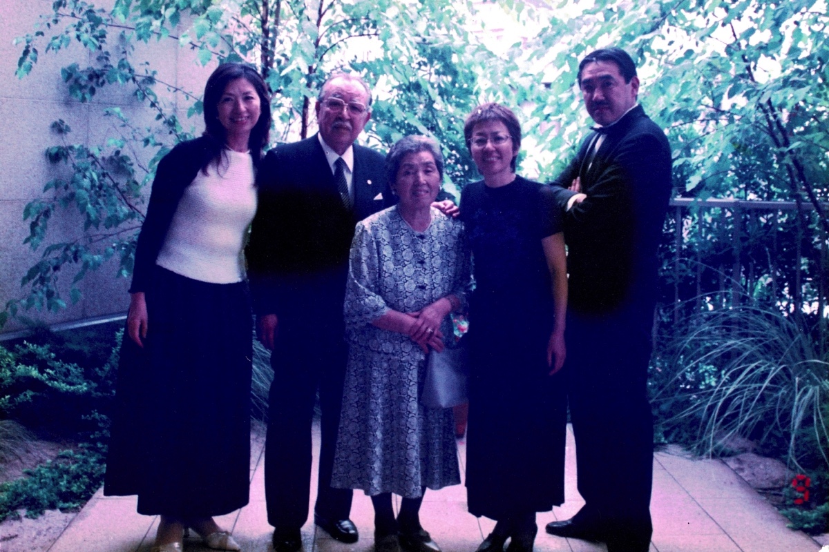 左から高野淳美氏、根岸重一氏、お母さま（名前聞きます）、長女・対馬真澄さん、根岸明弘氏